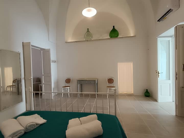 camera da letto matrimoniale, porta sinistra entrata e soggiorno, porta destra cucina