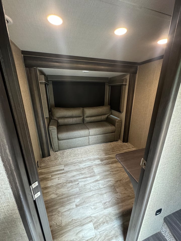 Спалня 2 разполага с разтегателен диван и гардероб. Също така има малко бюро, ако трябва да работите по време на престоя си. 