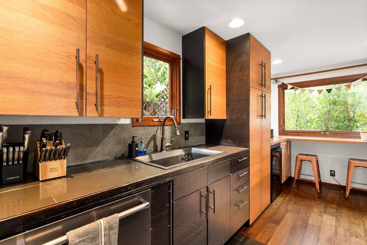 Director’s Hideaway in the Hollywood Hills gallery image 4