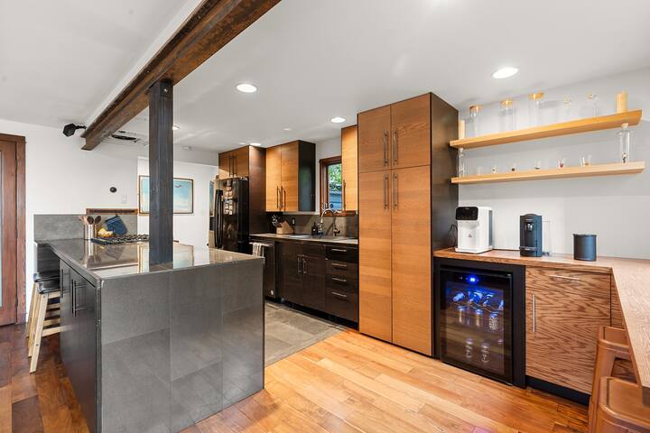 Director’s Hideaway in the Hollywood Hills gallery image 3