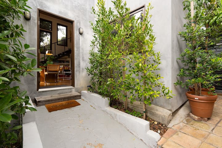 Director’s Hideaway in the Hollywood Hills gallery image 2