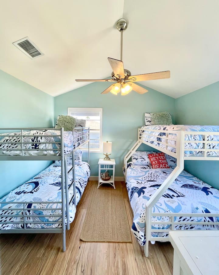 卧室# 3有3张单人床和一张全尺寸床。 享受拱形天花板（让房客感觉更宽敞）和2扇大窗户，自然采光充足。