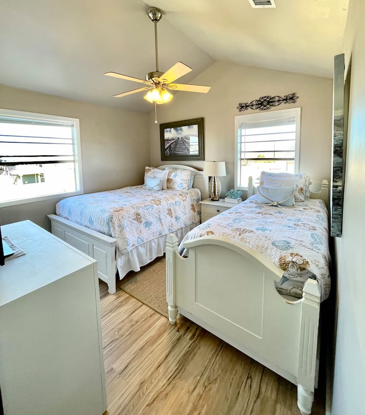 2号卧室是一间宽敞的房间，配有标准双人床和一张双人床，均配有双人床垫； 2扇大窗户，让自然光线进入。放松身心！