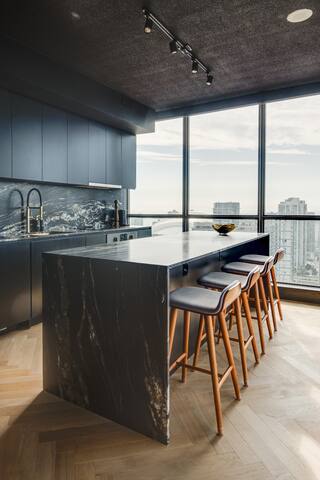 Lux design corner suite 2BR+2BA + free parking gallery image 2