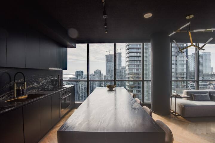 Lux design corner suite 2BR+2BA + free parking gallery image 4