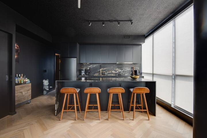 Lux design corner suite 2BR+2BA + free parking gallery image 5