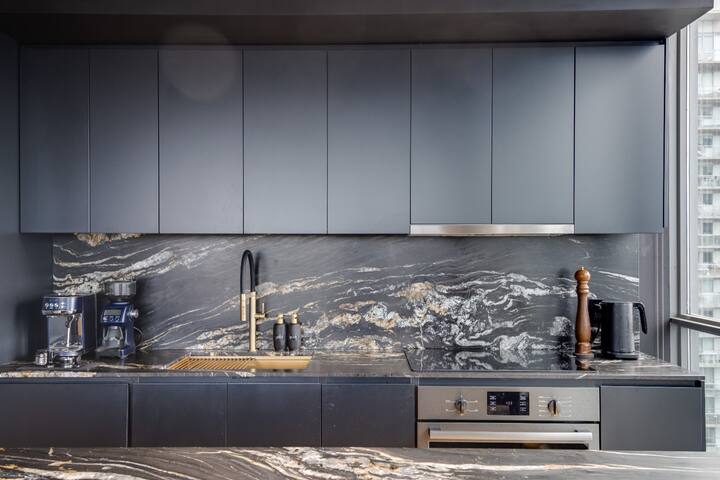 Lux design corner suite 2BR+2BA + free parking gallery image 3