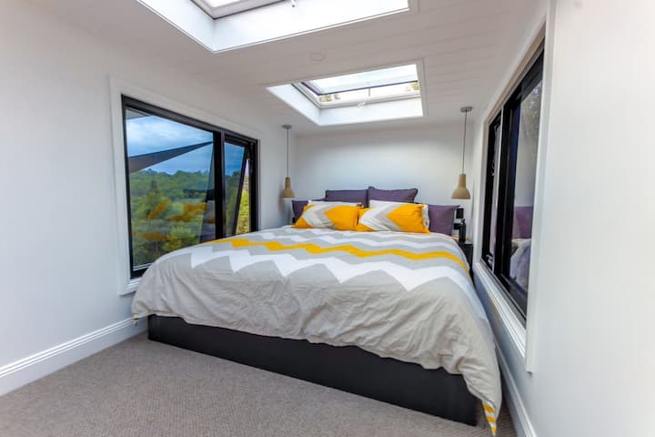 Hiki ni “chumba cha kulala” cha kwanza cha nyumba yetu ndogo. Ina kitanda maradufu kinachoweza kutoshea wageni wawili. Kuna dirisha la angani juu ya kitanda kwa ajili ya kutazama nyota usiku.