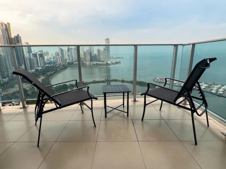 Seaside Serenity: Stunning Views Balcony - Panama