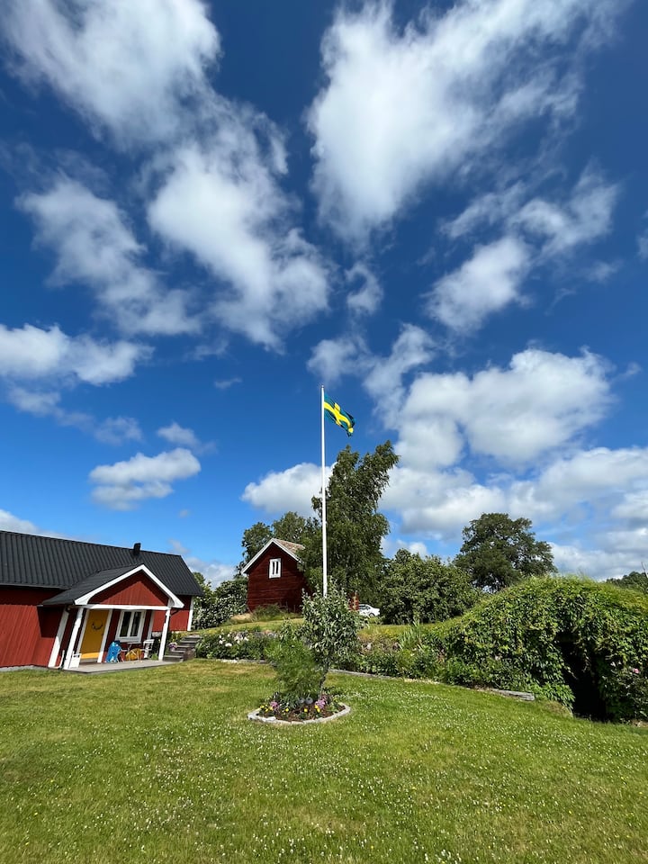Lantliv Utanför Norrtälje - Farfars Hus I Solen - Norrtälje