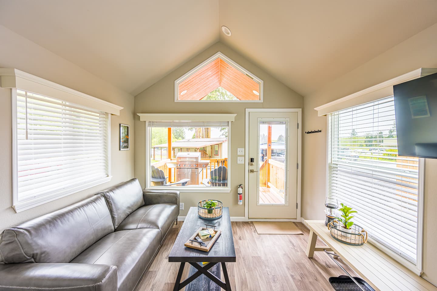 Rainforest Tiny Home Retreat: Farmhouse photo 2
