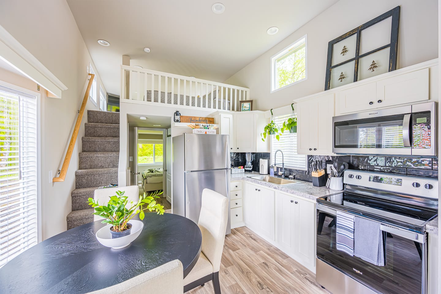 Rainforest Tiny Home Retreat: Farmhouse photo 4