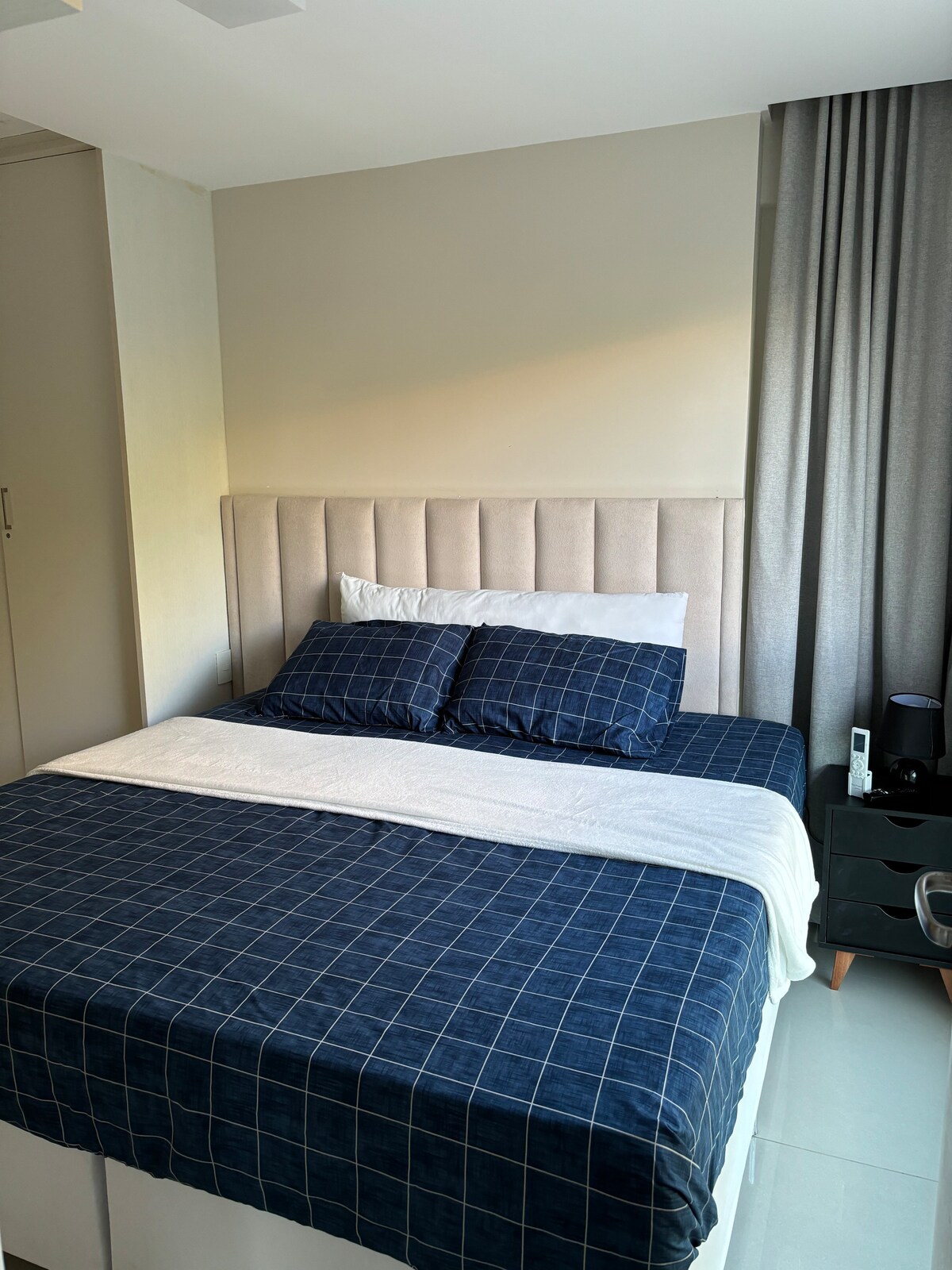 Აპარტამენტი. დიდი საწოლით, უშუქო ფარდით,ტელევიზორითა და კონდიციონერით.