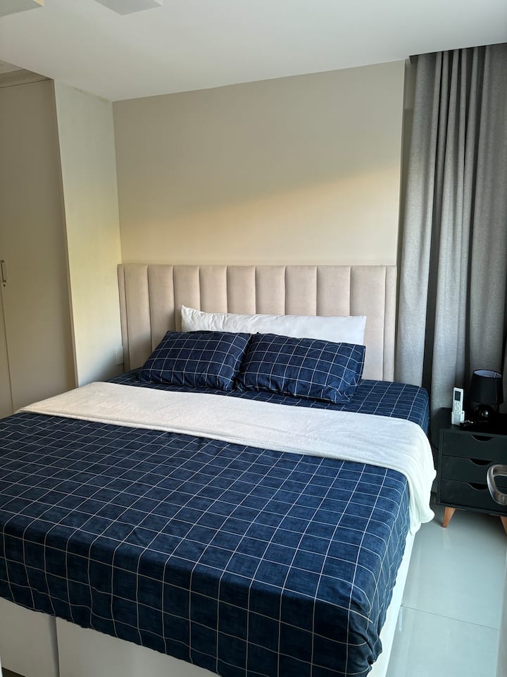 Suitë. Me krevat dopio "King", perde të errëta,televizor dhe kondicioner.