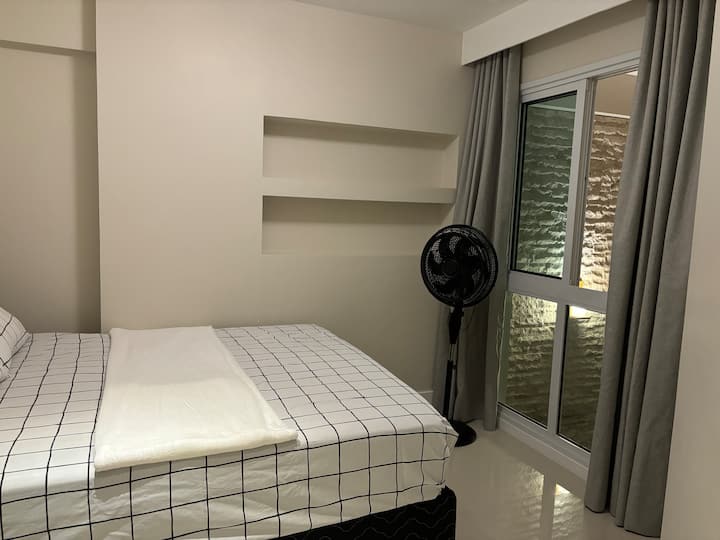 Pjesa e sipërme e dhomës, përmban krevat dopio "Queen", ajër të kondicionuar, perde të errëta dhe ventilator nëse dëshiron ta përdorësh. Banja pranë kësaj dhome. 