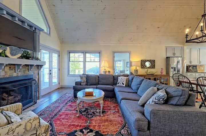 Luxury Lakefront Cottage On Chatuge Lake W/dock - Hiawassee, GA