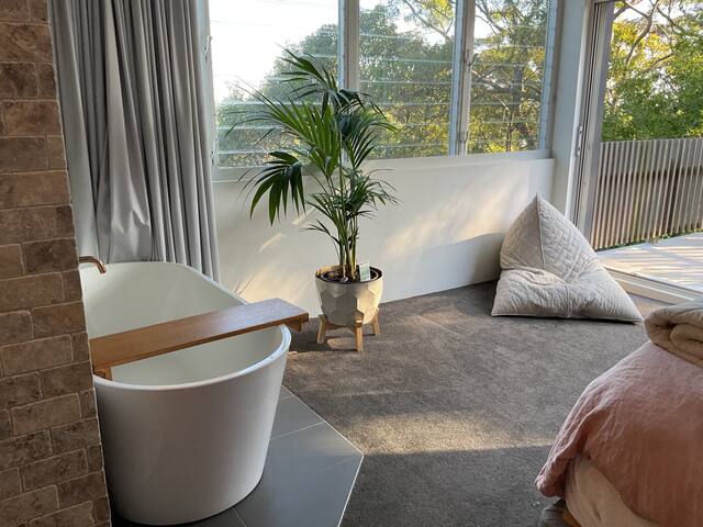 Family oasis, city skyline views and mineral pool gallery image 4