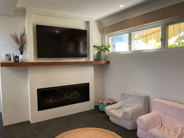 Family oasis, city skyline views and mineral pool gallery image 2