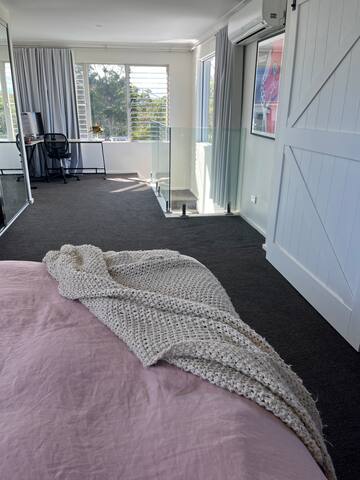 Family oasis, city skyline views and mineral pool gallery image 5