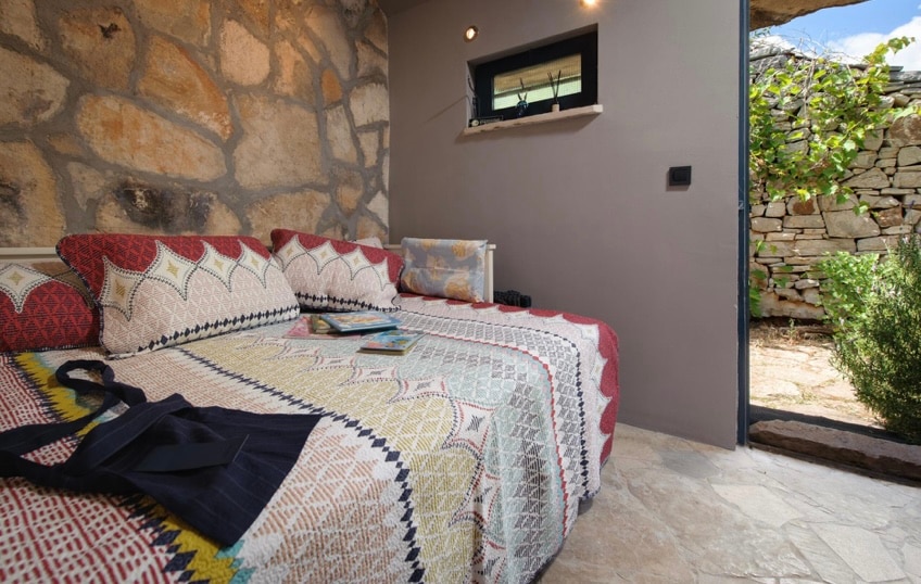 มองออกไปนอกห้อง 