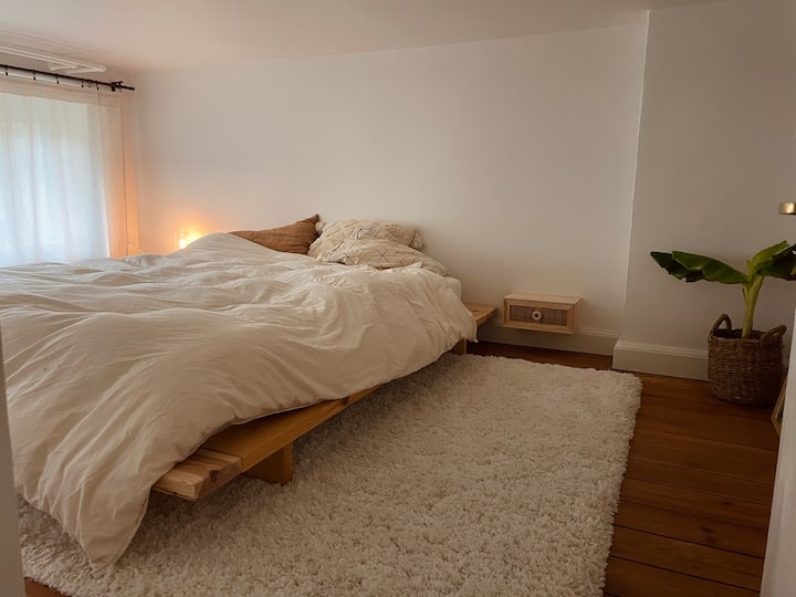 Esta habitación tiene un techo bajo de 1,55 m, lo que la convierte en un nido muy acogedor por la noche. ¡Cuidado con la cabeza cuando te levantes! 