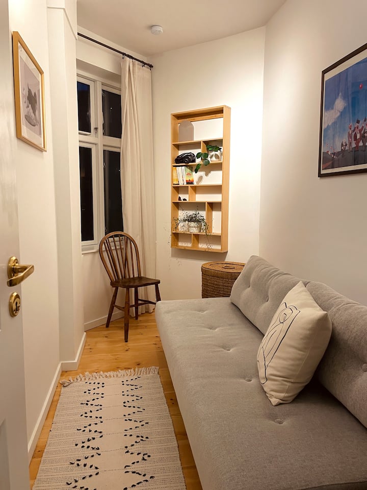 El sofá es convertible en una cama doble.