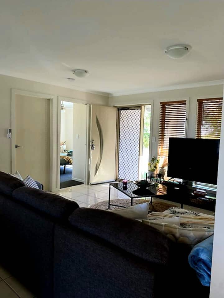 Space Big Tv Bbq 2bath 4 Qbeds Big Yard Wifi Style - Rockhampton