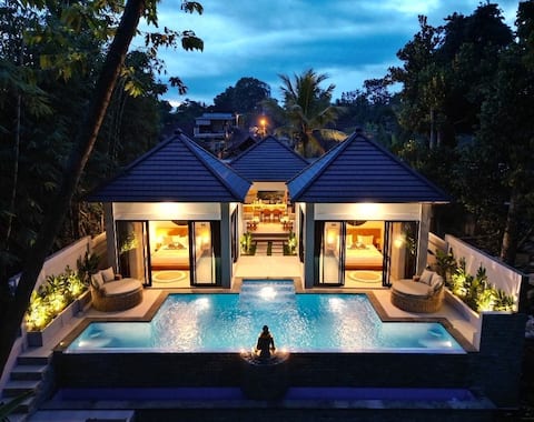 Luxurious villa overlooking the jungle