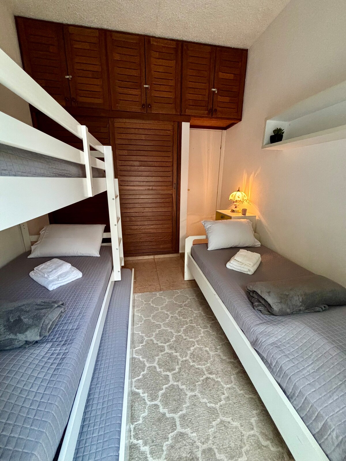 საწოლის 100% ბამბის თეთრეულის კომპლექტი, ორსართულიანი საწოლი და დამატებითი საწოლი, 100% ბამბის ზეწრების კომპლექტი, თეთრეული და მსუბუქი საბანი. 100% ბამბის პირსახოცების 1 კომპლექტი თითოეული სტუმრისთვის.
ტანსაცმლის ფართო დამცავი საკიდებით.