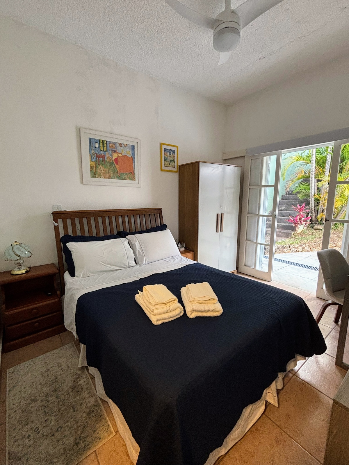 ორადგილიანი საწოლი 100% ბამბის ზეწრებით, თეთრეულითა და მსუბუქი საბნით. 100% ბამბის პირსახოცების 1 კომპლექტი თითოეული სტუმრისთვის.