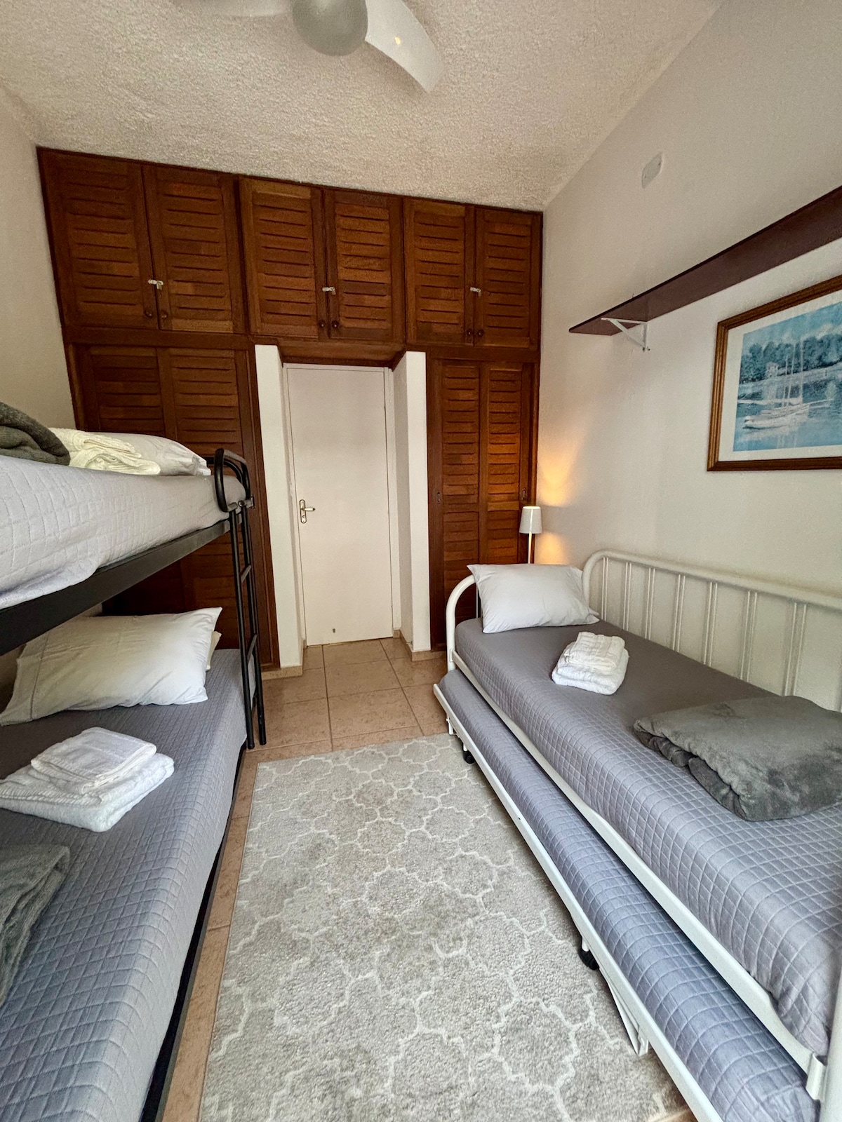 ბიცამა და ორსართულიანი საწოლი 100% ბამბის ზეწრებით, საბავშვო საწოლი და მსუბუქი საბანი. 100% ბამბის პირსახოცების 1 კომპლექტი თითოეული სტუმრისთვის.
ტანსაცმლის ფართო დამცავი საკიდებით.