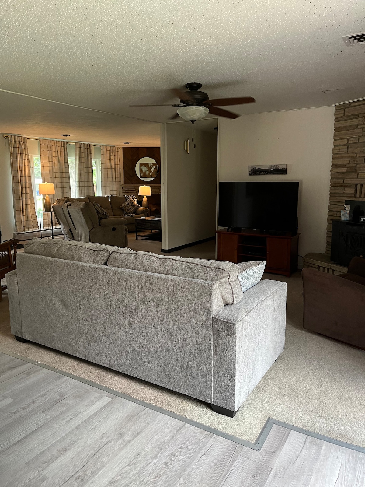 Sebule ya 2 iliyo na kitanda cha sofa cha ukubwa wa malkia.