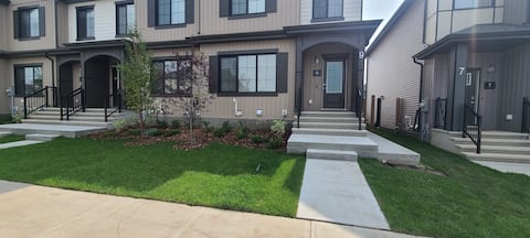 Spacious home, sleeps 6, EV rental, 15min to WEM