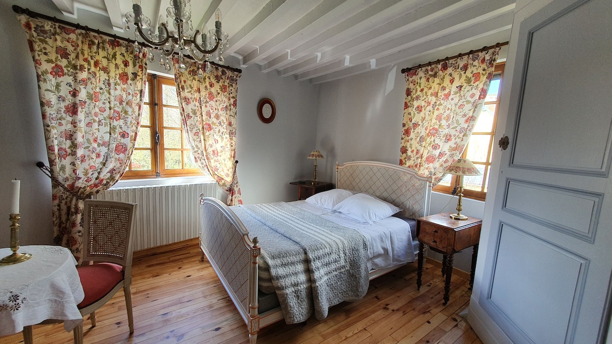 Lit double 140 x 190 cm, linge de lit fourni