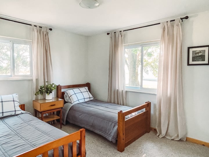 ห้องนอนใหญ่พร้อมเตียงแฝด 2 หลัง ใครไม่ชอบมีเตียงเป็นของตัวเองบ้าง? นอกจากนี้ยังมีตู้เสื้อผ้าขนาดใหญ่สำหรับข้าวของทั้งหมดของคุณ 