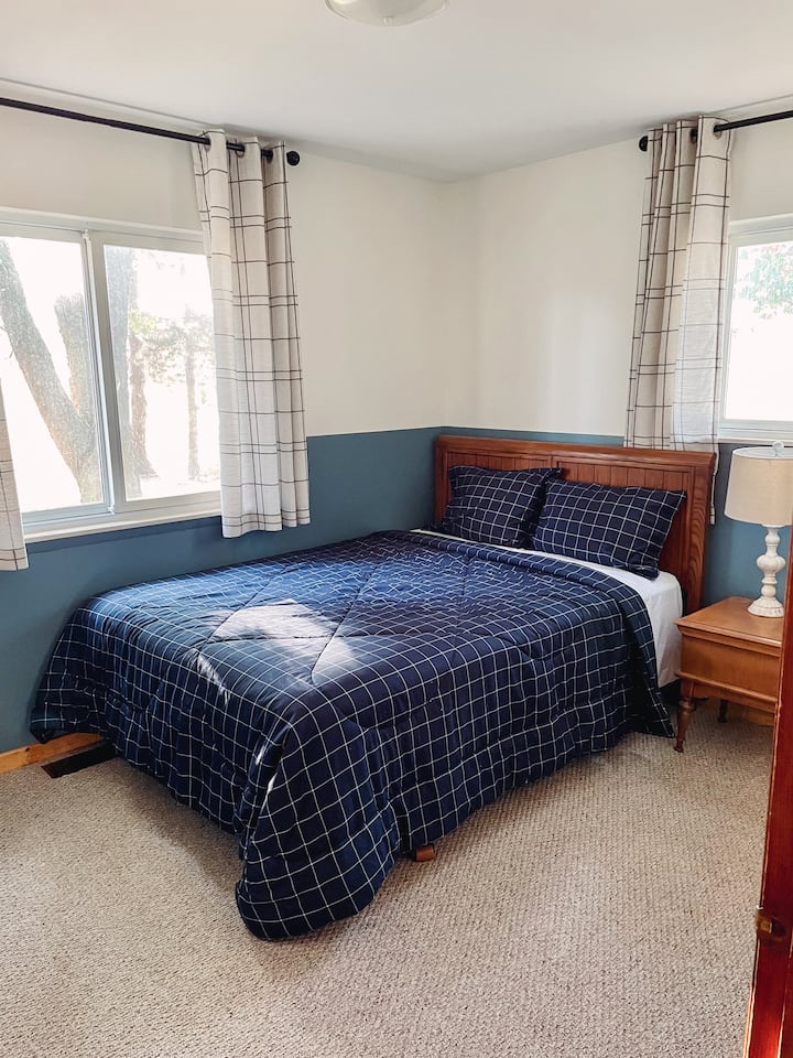 เตียงควีนไซส์พร้อมตู้เสื้อผ้าขนาดใหญ่สำหรับข้าวของทั้งหมดของคุณ