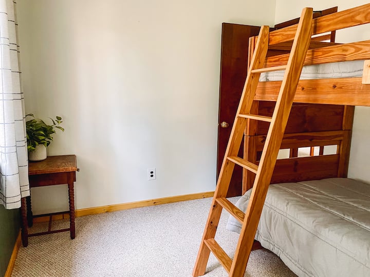 เตียงสองชั้นคู่พร้อมตู้เสื้อผ้าขนาดใหญ่สำหรับข้าวของทั้งหมดของคุณ 