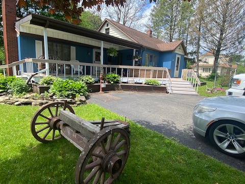 Wine Country Convenience 4 bed, 1 - 1/2 bath