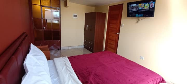 Espace confortable, privé et accueillant pour votre repos à Arequipa 

Chambre (lit double)

Lit confortable avec linge de lit propre idéal pour 1 à 3 personnes.

Profitez de la vue sur l'avenue et le mouvement urbain depuis votre fenêtre.