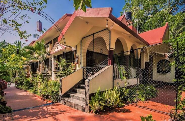 Luxury 10 BR Pvt Villa V1 in Vagator near Beach