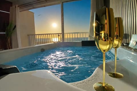 Propriété Airbnb réussie: A moment in time: Private hot tub facing the sea à Port La Nouvelle