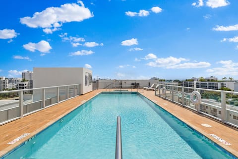 Luxury Condo w/ Rooftop Pool | 5-Min to Beach