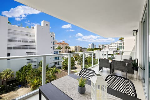 Rooftop Pool Condo, 5 Mins to Beach
