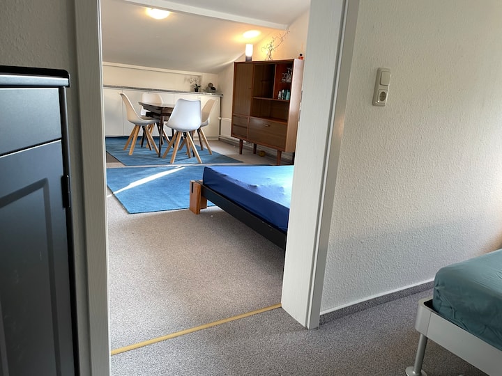 Pohľad zo spálne do obývacej izby