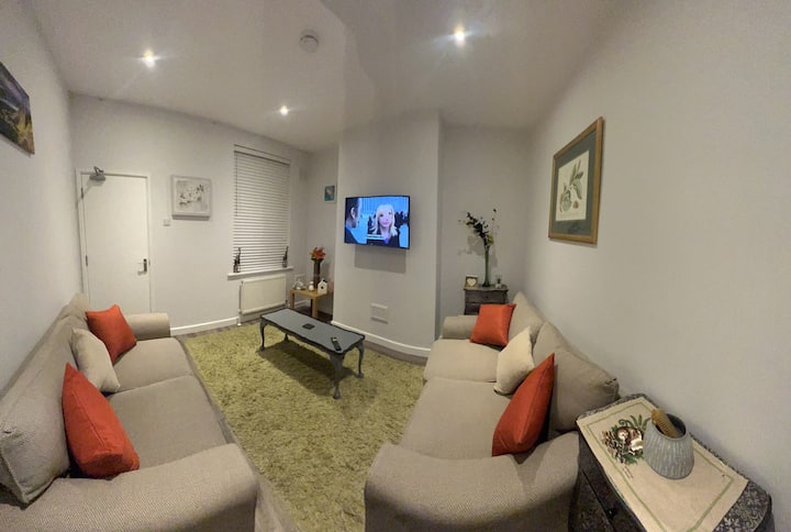 Cosy & Quiet Entire 4 Bedroom House - Northampton, UK