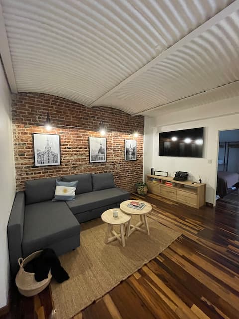 Anuncio de Airbnb popular: San Telmo Figo’s Three w/ parking and swimmingpool en Barracas