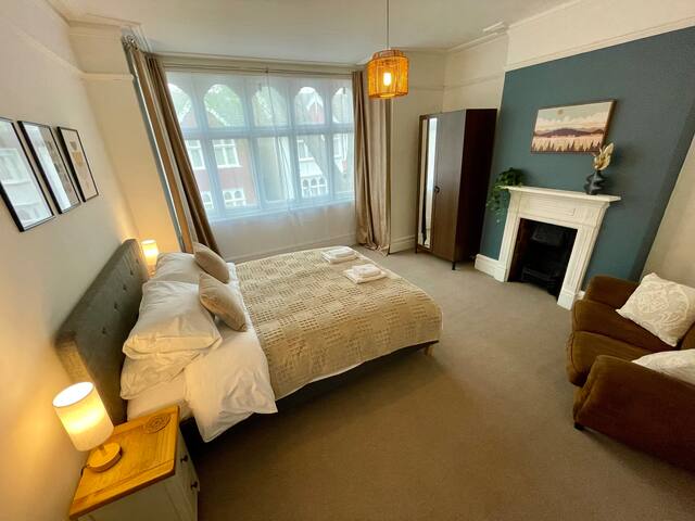 Central 4 Bed Victorian Townhouse Minutes to Tube gallery image 5