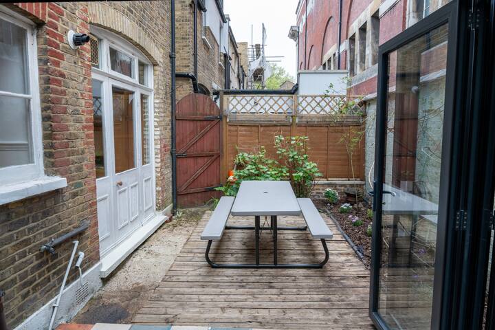 Central 4 Bed Victorian Townhouse Minutes to Tube gallery image 4