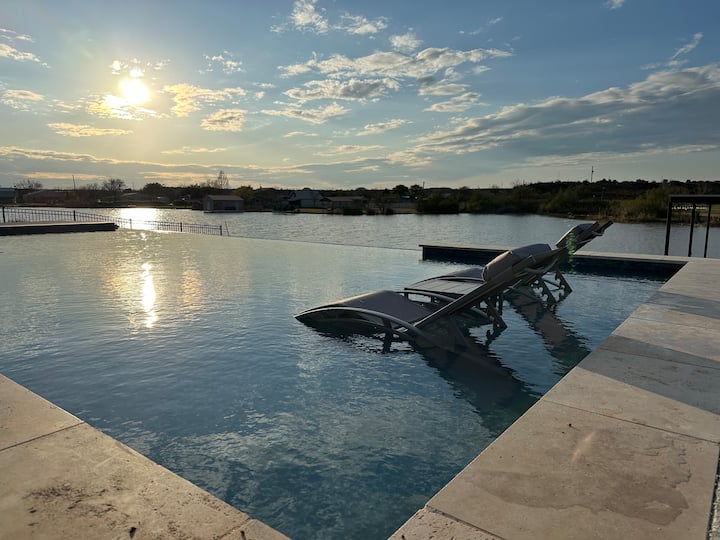 The Cove at Lake Nasworthy (w/hot tub)