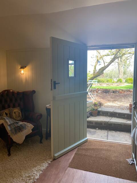 Successful Airbnb property: Potting Shed, freestanding bath in Mole Valley